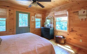 2 bedrooms, WiFi - Pet-friendly 2-bd cabin w/hot tub and fenced-in yard close to town (Mineral Bluff)