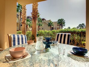 تناول الطعام بالخارج