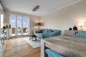 TV - Dog-friendly Baltic Sea vacation apartment with a wonderful view of the harbor basin (Olpenitz)