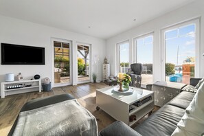 TV, fireplace, stereo - Wooden holiday home "Bootshaus" with sauna, bathing jetty and south-facing terrace with Baltic Sea view (Olpenitz)