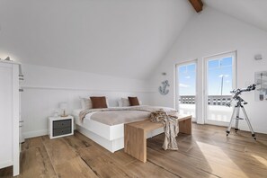 2 bedrooms, iron/ironing board, free WiFi - Wooden holiday home "Bootshaus" with sauna, bathing jetty and south-facing terrace with Baltic Sea view (Olpenitz)