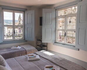 Minibar, escritorio, tabla de planchar con plancha y wifi gratis