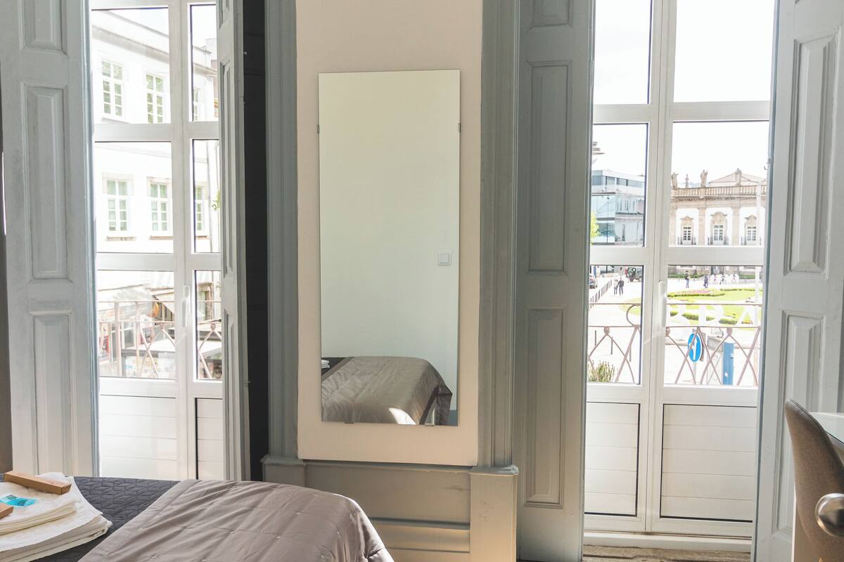 Een minibar, een bureau, een strijkplank/strijkijzer, gratis wifi