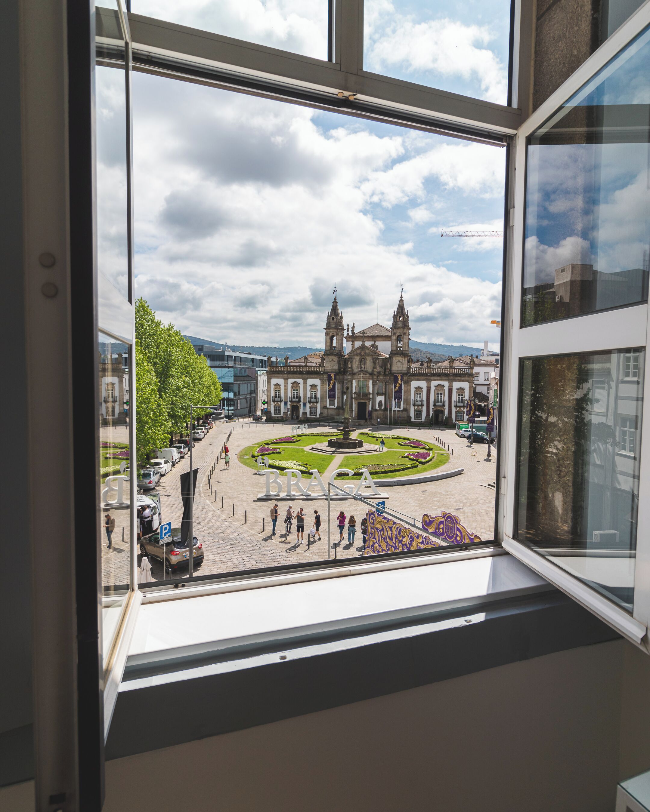 Minibar, escritorio, tabla de planchar con plancha y wifi gratis