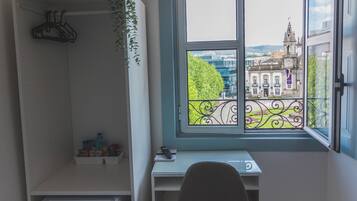 Minibar, escritorio, tabla de planchar con plancha y wifi gratis