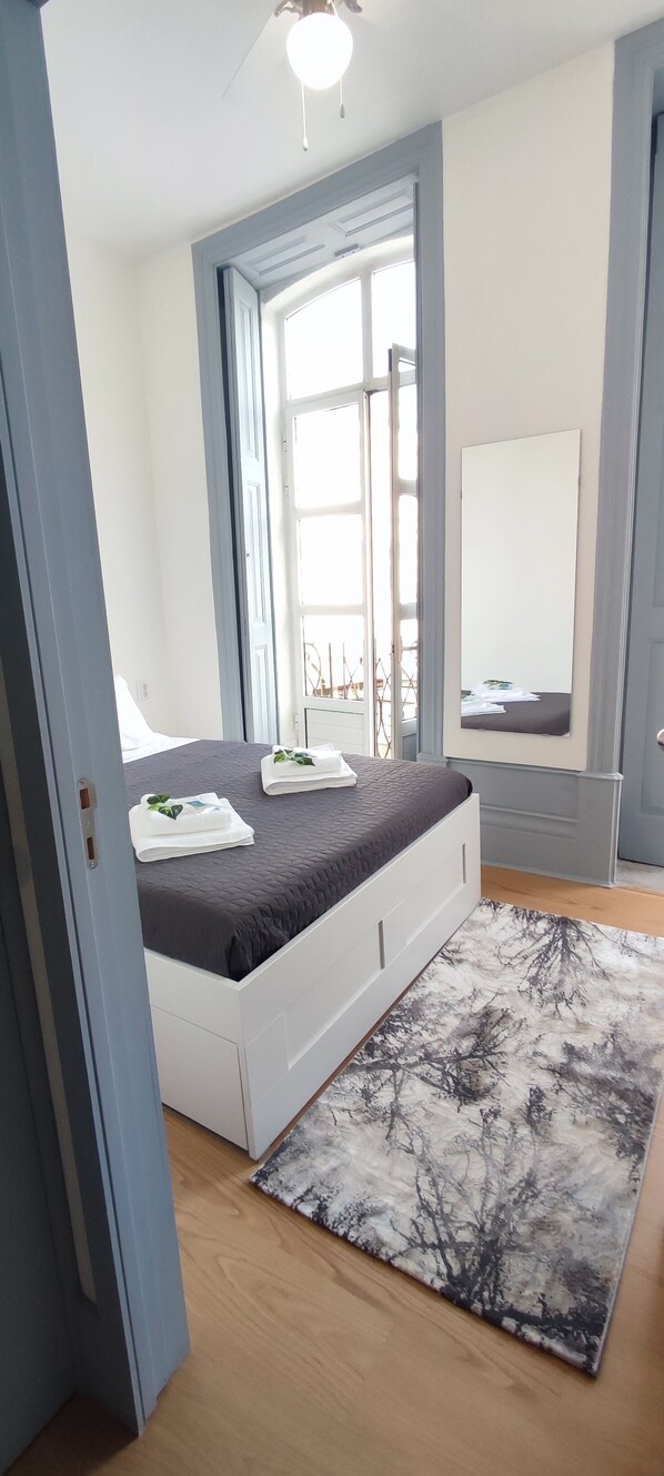 Habitación doble exclusiva, 1 cama matrimonial, baño en la habitación, vista al jardín | Minibar, escritorio, tabla de planchar con plancha y wifi gratis