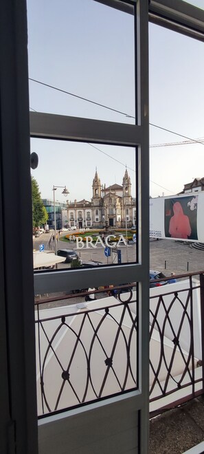 Habitación doble exclusiva, 1 cama matrimonial, baño en la habitación, vista al jardín | Minibar, escritorio, tabla de planchar con plancha y wifi gratis