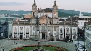 Ein historisches Gebäude mit Innenhof, einem Brunnen und der deutlich sichtbaren Aufschrift 'BRAGA'.