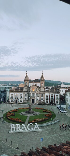 Ein historisches Gebäude mit Innenhof, einem Brunnen und der deutlich sichtbaren Aufschrift 'BRAGA'.