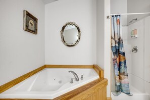 Ensemble douche/baignoire, baignoire à jets, sèche-cheveux