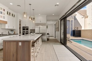 Fridge, microwave, oven, stovetop - My Blue Heaven: Private Pool, Desert Color Lagoon + Beaches (St. George)