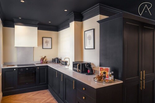 Stay in Style Opposite Windsor Castle| Parking