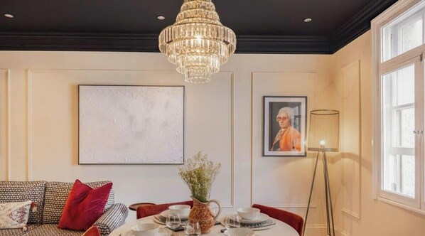 Dining - Stylish Stay- Windsor Castle- Parking- By Tempstay (Berkshire)