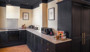 Fridge, microwave, oven, dishwasher - Stylish Stay- Windsor Castle- Parking- By Tempstay (Berkshire)