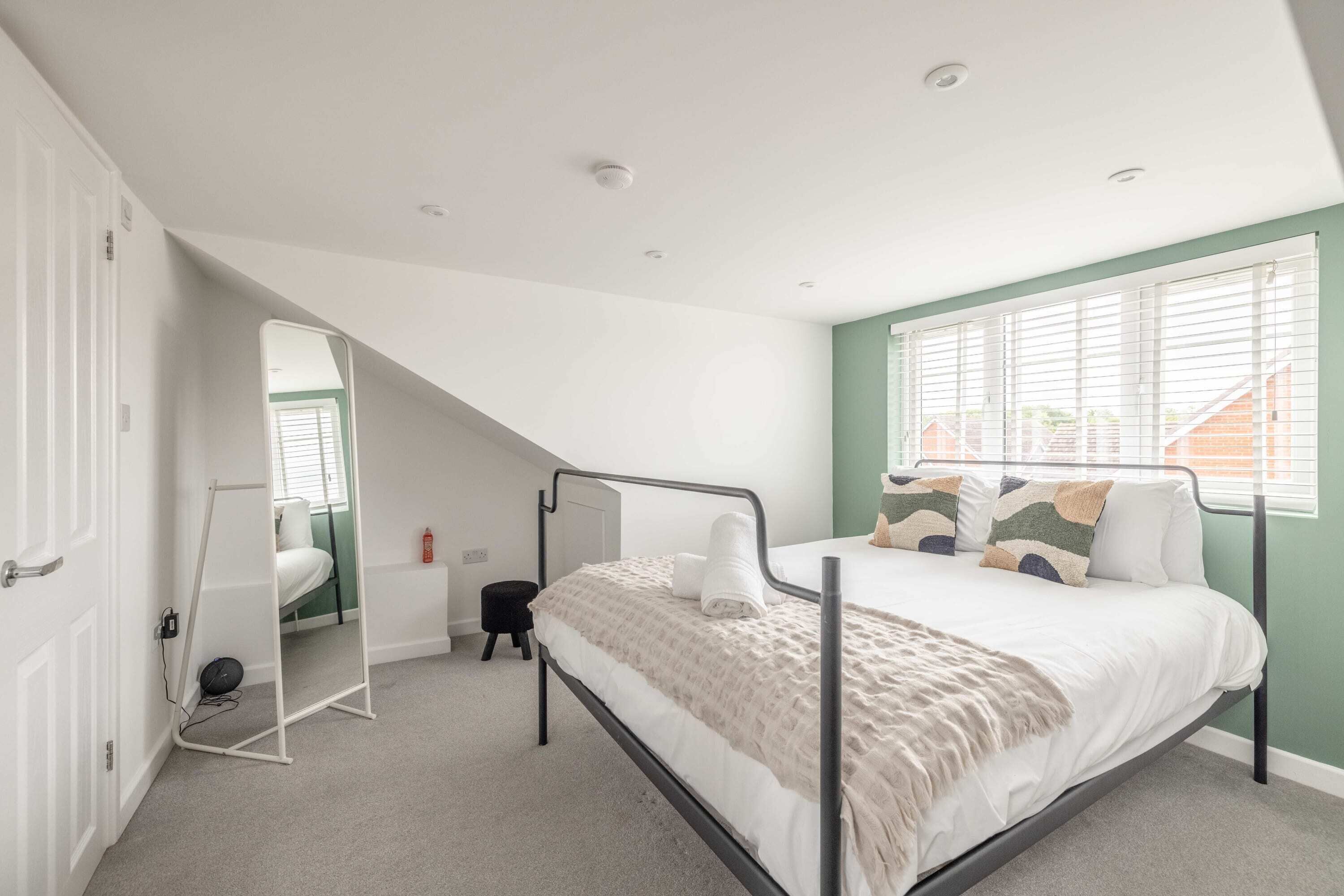 3 bedrooms, iron/ironing board, WiFi, bed sheets