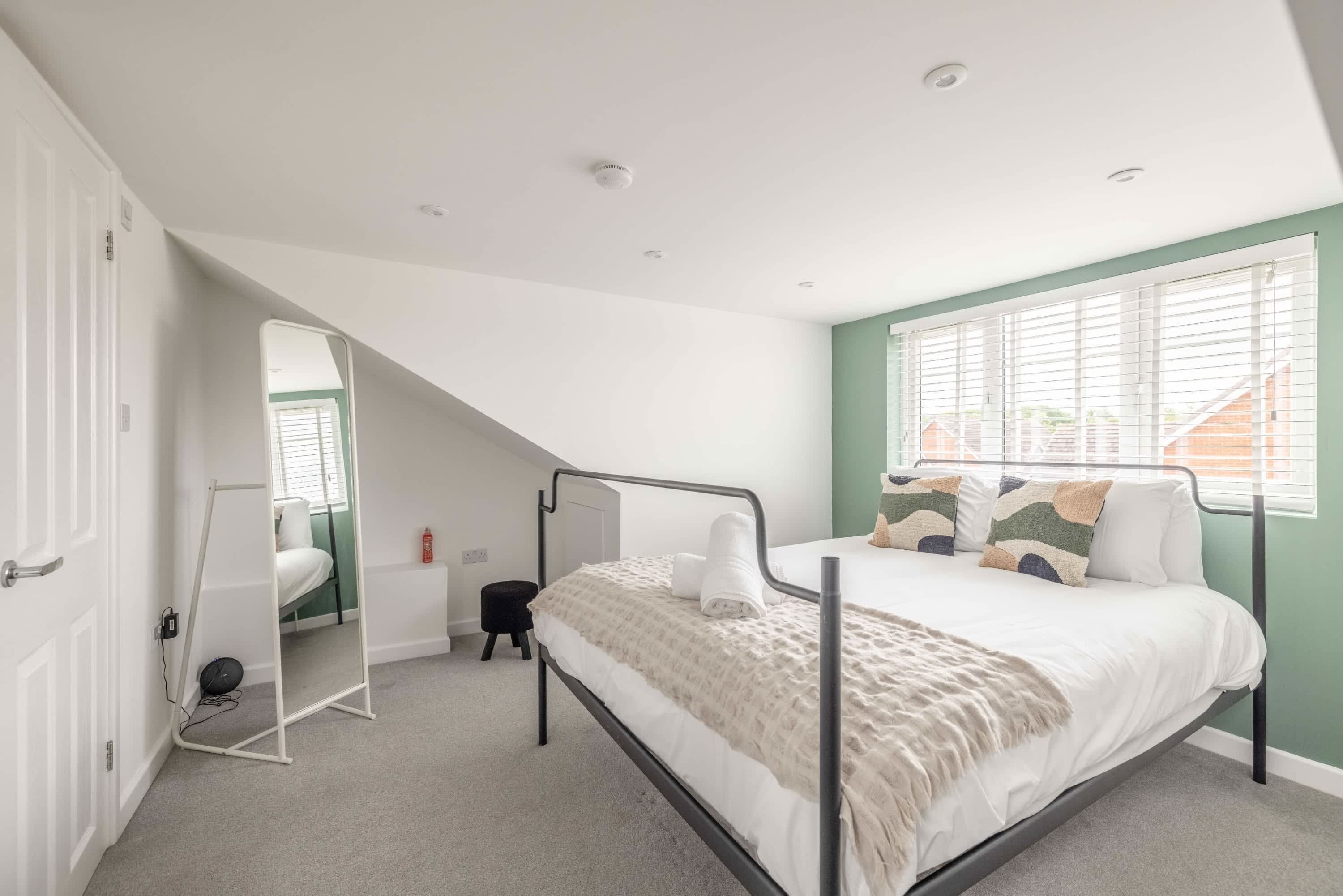 3 bedrooms, iron/ironing board, WiFi, bed sheets