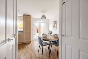Dining - Spacious 3-Bed Home in Berkshire - By Tempstay (Berkshire)