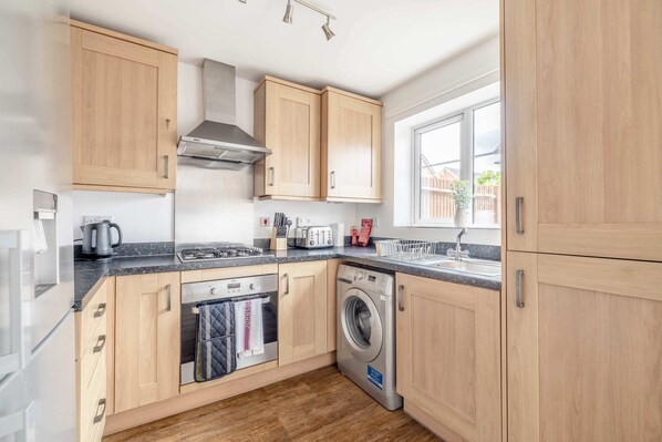 Fridge, microwave, oven, toaster - Spacious 3-Bedroom Home in Berkshire (Berkshire)