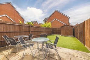 Outdoor dining - Spacious 3-Bed Home in Berkshire - By Tempstay (Berkshire)