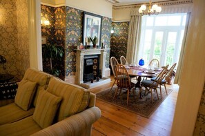 TV, peis, DVD-spiller og kontorer