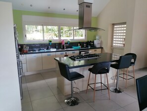Fridge, microwave, oven, stovetop - Beautiful villa with swimming pool (Etang-Salé les Hauts)