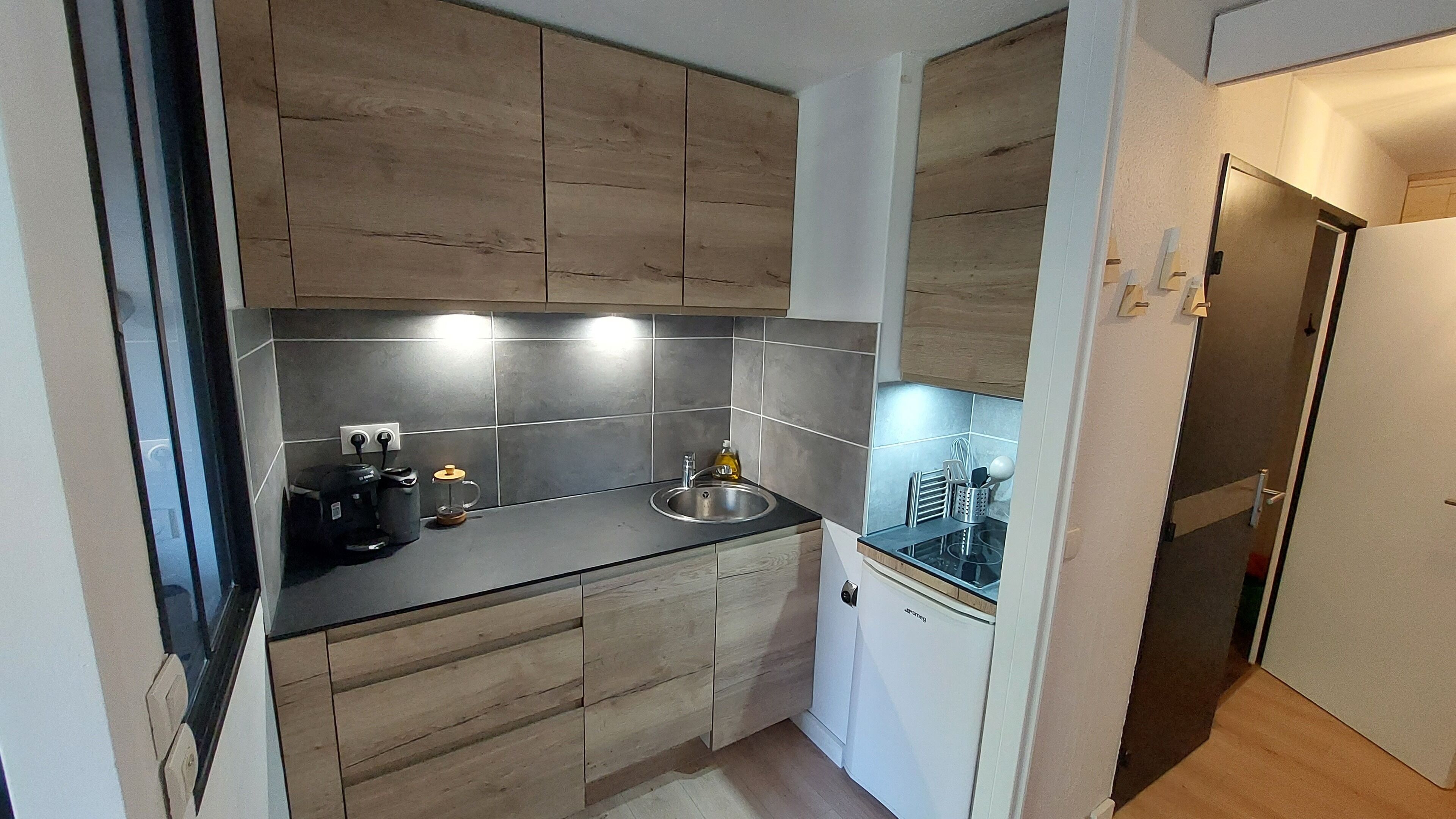 Wasserkocher mit Kaffee-/Teezubehör, Kühlschrank, Mikrowelle, Ofen