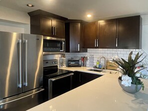 Fridge, microwave, dishwasher, coffee/tea maker - Vernon Valley and Lake view with private Hot Tub (Vernon)