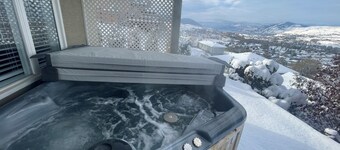 20 Klm from SilverStar in Vernon with private Hot Tub