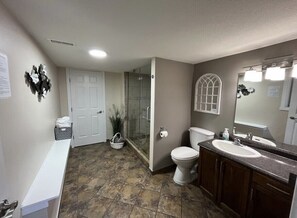 Shower, hair dryer, towels, soap - Vernon Valley and Lake view with private Hot Tub (Vernon)