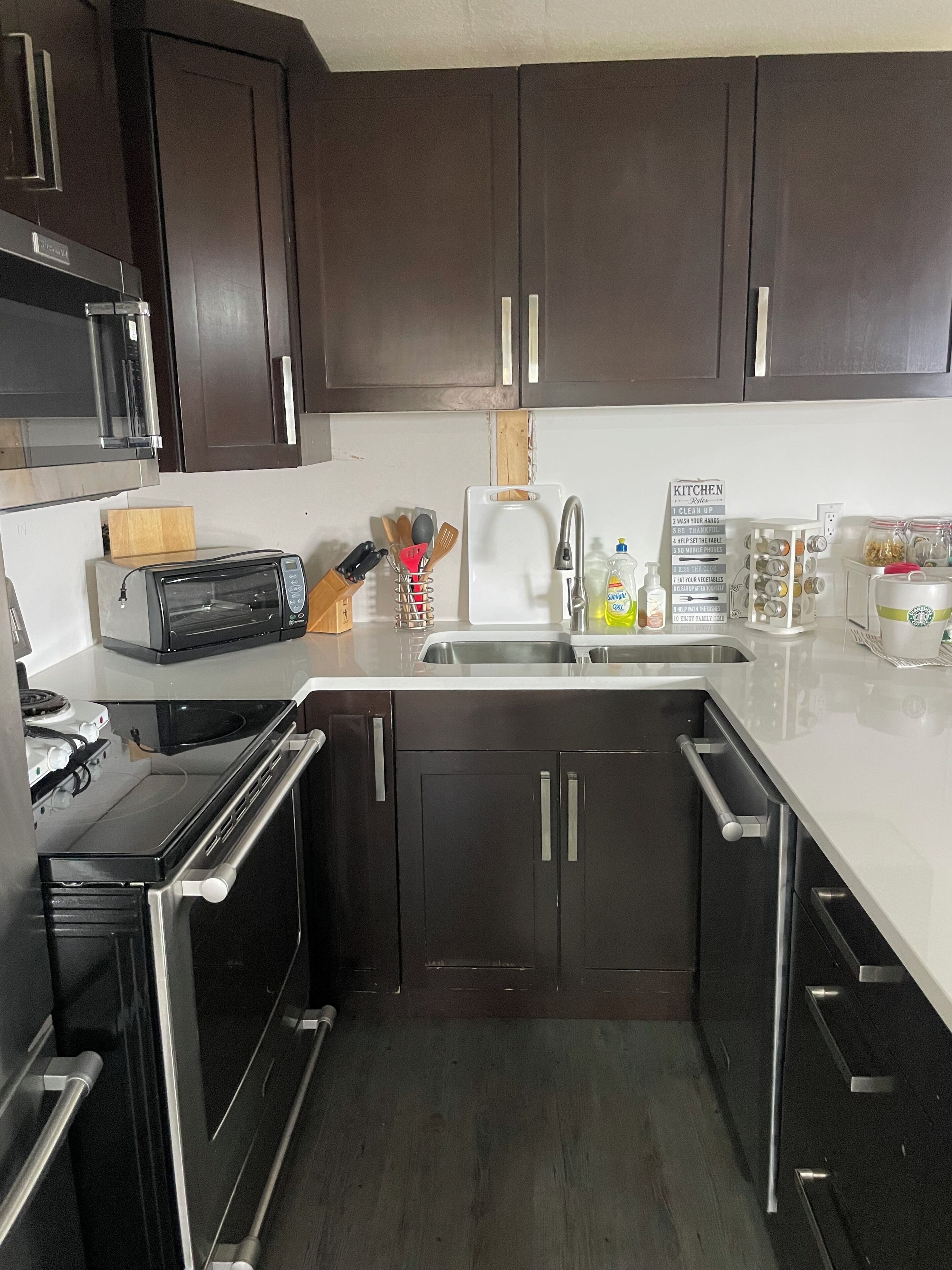 Kylskåp, mikrovågsugn, diskmaskin och kaffe- och tebryggare