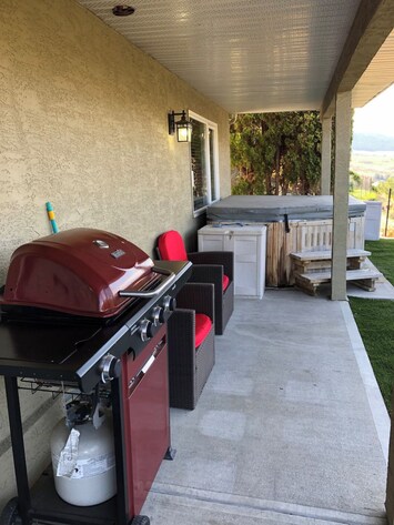 Bbq and private outdoor area with hot tub