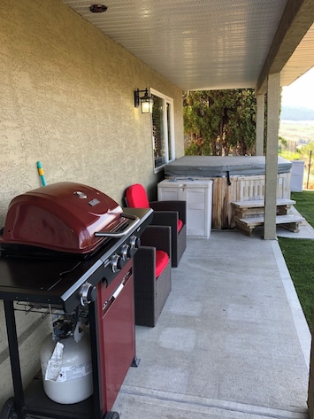 Bbq and private outdoor area with hot tub