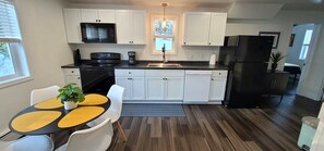 Fridge, microwave, oven, stovetop - Style-Ish 2 bed lower with all season sun room (Ishpeming)