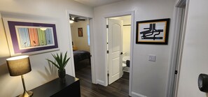 2 bedrooms, desk, iron/ironing board, free WiFi - Style-Ish 2 bed lower with all season sun room (Ishpeming)