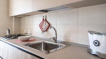 Refrigerador, horno, parrilla de estufa y lavavajillas