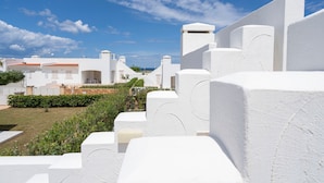 A white building with a flat roof and a clear blue sky. - Holiday Apartment "Villa Katia - Villanova di Ostuni" with Private Terrace and Wi-Fi (Villanova di Ostuni)