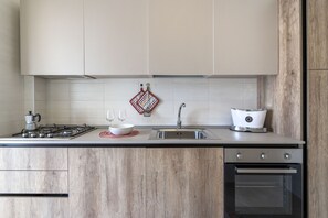 Frigorifero, forno, piano cottura, lavastoviglie
