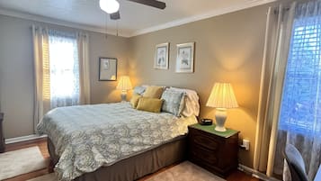 3 makuuhuonetta, työpöytä, silitysrauta/-lauta, vauvan matkasänky