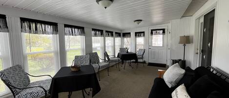 智能电视、DVD 播放器、书、音乐库