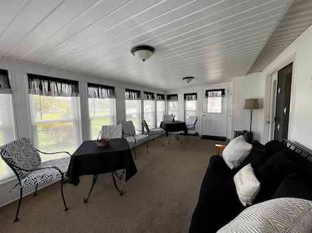 Smart TV, DVD player, books, music library. Family-Friendly Country Home near The Caverns