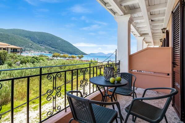 A balcony with a view of a coastal area, including a mountain and a body of water. - Apartment "Studio Rea" with Sea View, Garden & Wi-Fi (Lefkada)