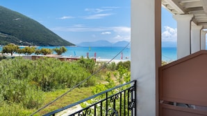 A balcony with a view of a beach, a mountain, and the sea. - Apartment "Studio Rea" with Sea View, Garden & Wi-Fi (Lefkada)