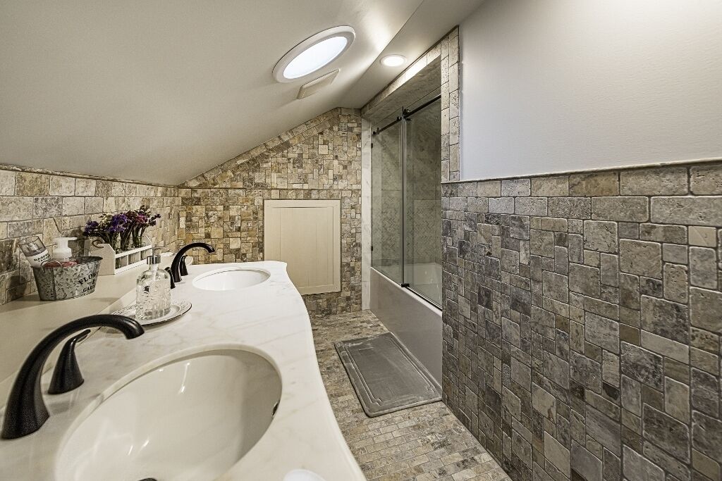 Combined shower/bathtub, towels, soap, toilet paper