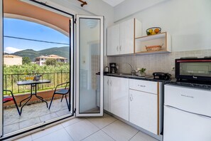 Fridge, oven, stovetop, coffee/tea maker