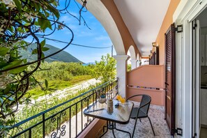 Outdoor dining - Studio "Phaephon" with Sea View, Garden & Wi-Fi (Lefkada)