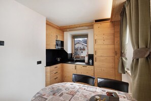 Jääkaappi, mikroaaltouuni, liesi, astianpesukone