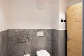 Een douche, een haardroger, handdoeken
