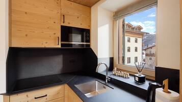 Frigorifero, microonde, piano cottura, lavastoviglie