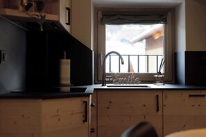 Kühlschrank, Mikrowelle, Herdplatte, Geschirrspüler