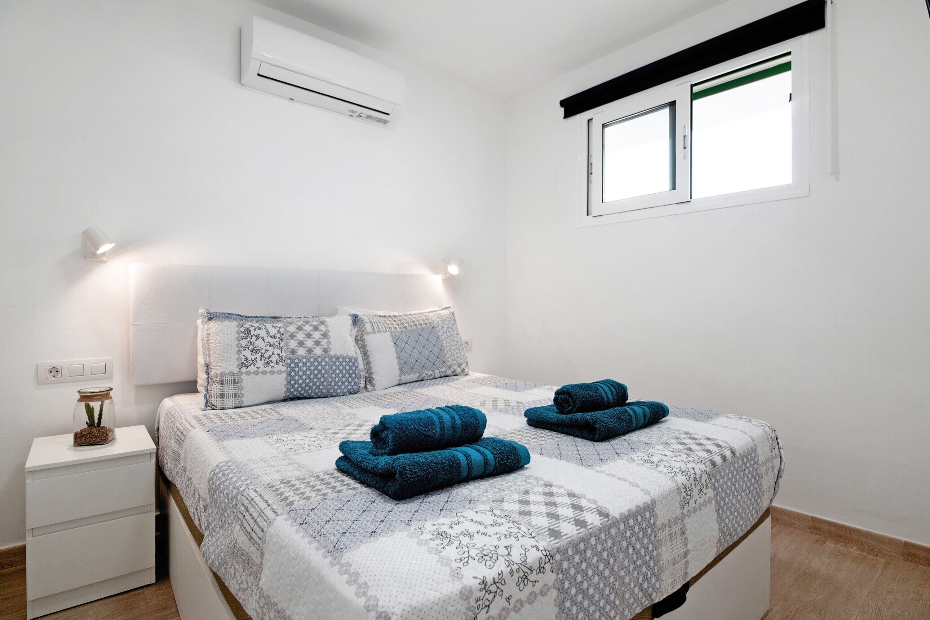 1 habitación, tabla de planchar con plancha, wifi gratis y ropa de cama 